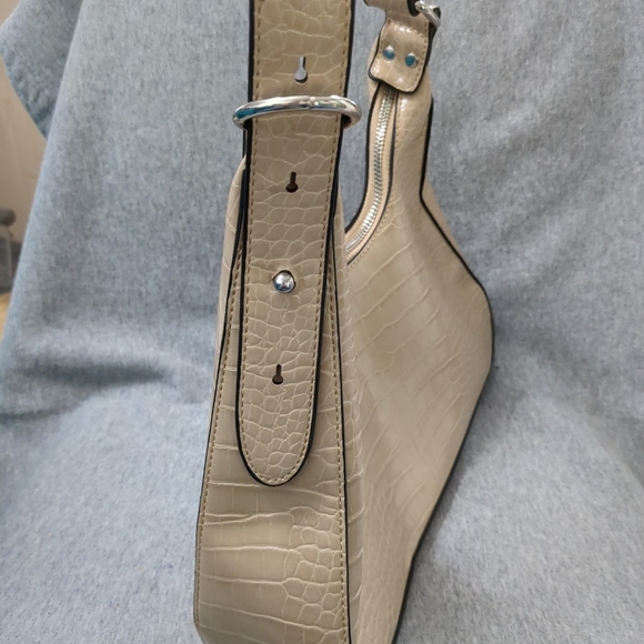 Elegant Tan Crocodile-Embossed Shoulder Bag - Picture 3 of 8